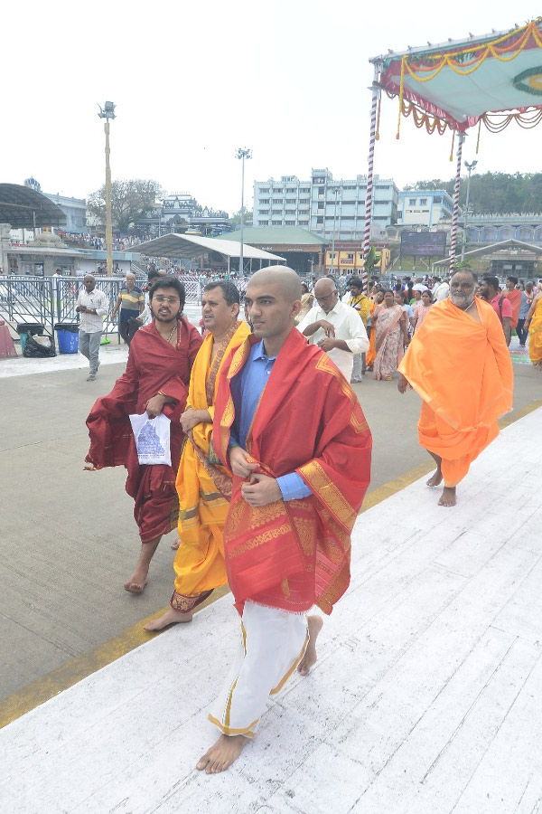 World Chess Champion Gukesh Dommaraju Visits Tirumala With Family Photos11