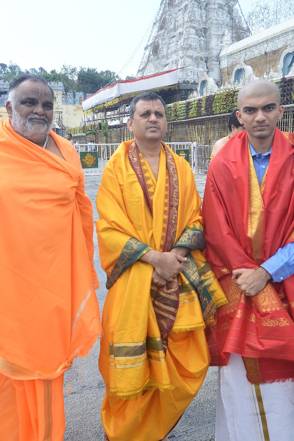 World Chess Champion Gukesh Dommaraju Visits Tirumala With Family Photos12