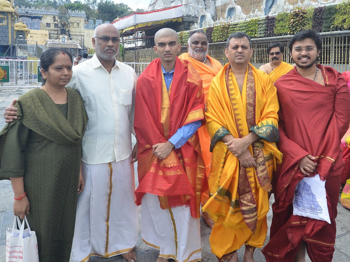 World Chess Champion Gukesh Dommaraju Visits Tirumala With Family Photos3