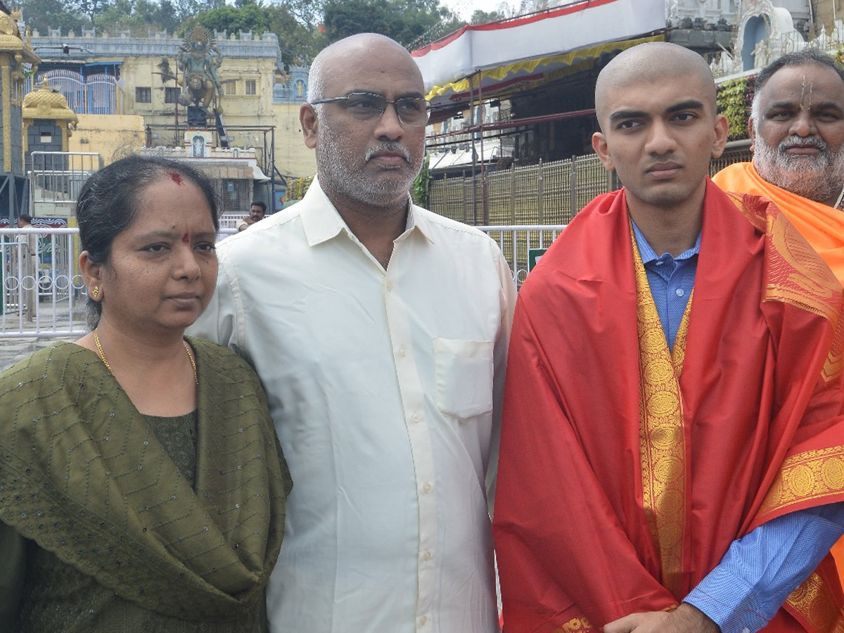 World Chess Champion Gukesh Dommaraju Visits Tirumala With Family Photos4