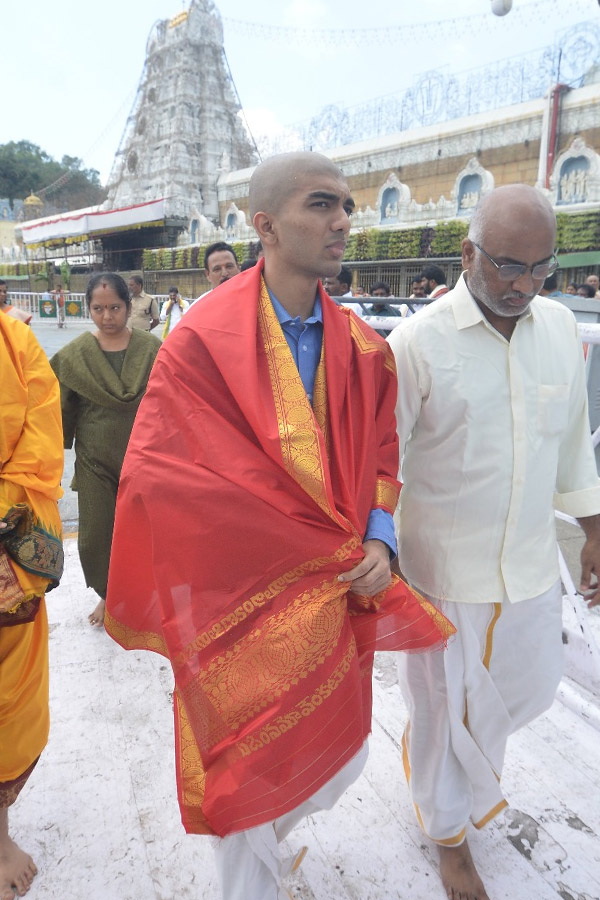 World Chess Champion Gukesh Dommaraju Visits Tirumala With Family Photos8