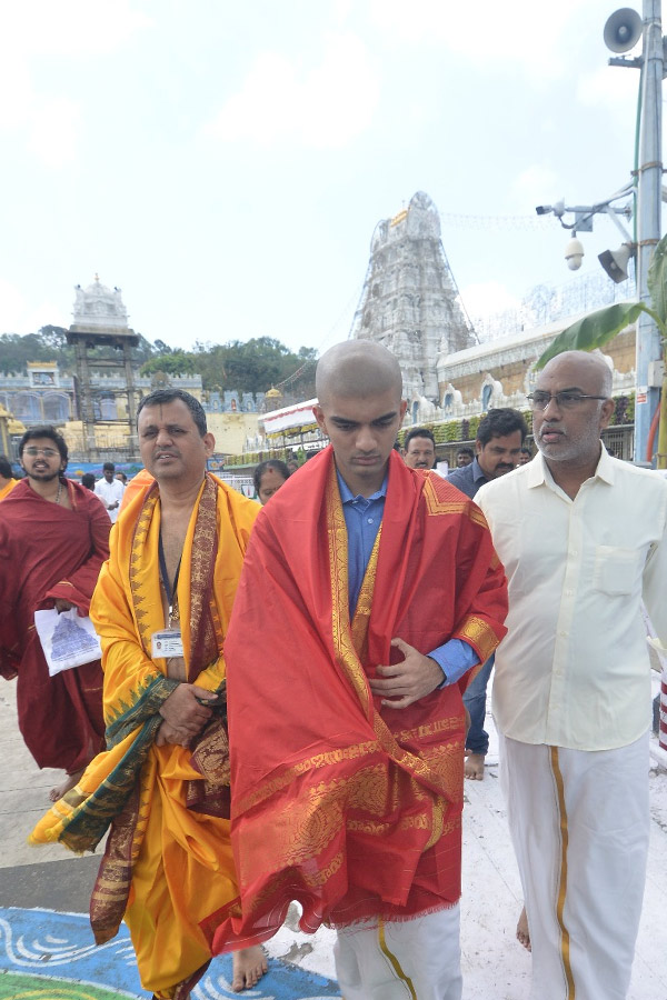 World Chess Champion Gukesh Dommaraju Visits Tirumala With Family Photos9