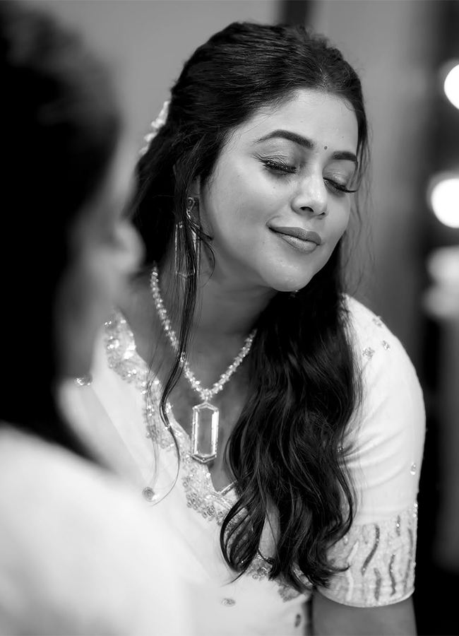 Actress Shamna Kasim Latest Photos Goes Viral11