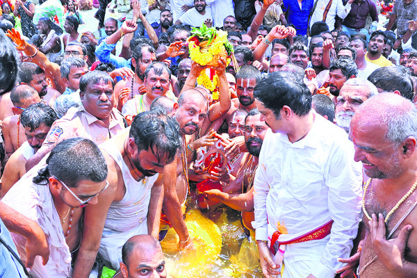 నేత్రపర్వంగా మహాపూర్ణాహుతి, పుష్పయాగం2