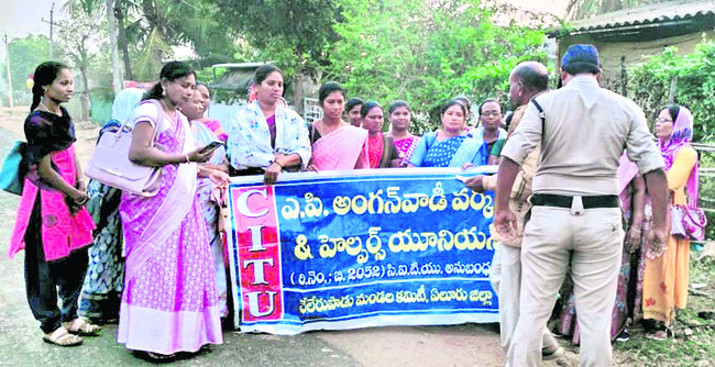 అంగన్‌వాడీలపై నిర్బంధ కాండ 3