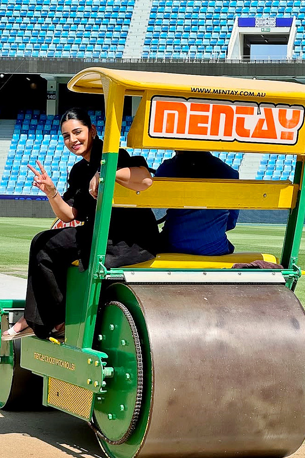 Jasprit Bumrah Wife Sanjana Ganesan With Champions Trophy Interviewed Rohit Sharma Photos13