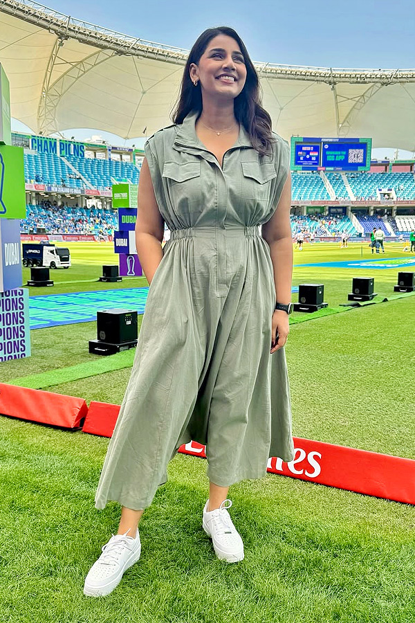 Jasprit Bumrah Wife Sanjana Ganesan With Champions Trophy Interviewed Rohit Sharma Photos4