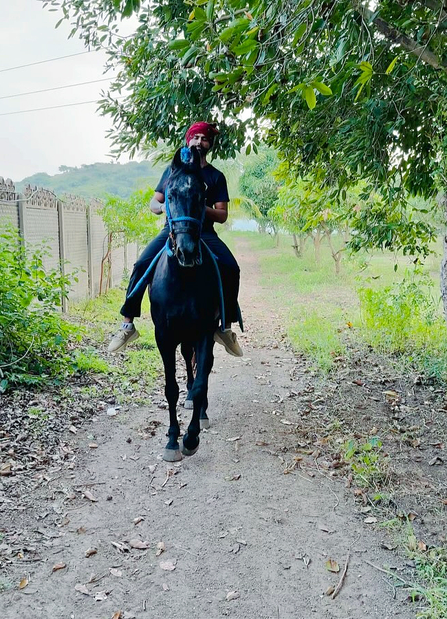 Ravindra Jadeja Rides Horse at his Farm House10