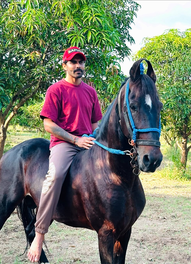 Ravindra Jadeja Rides Horse at his Farm House7