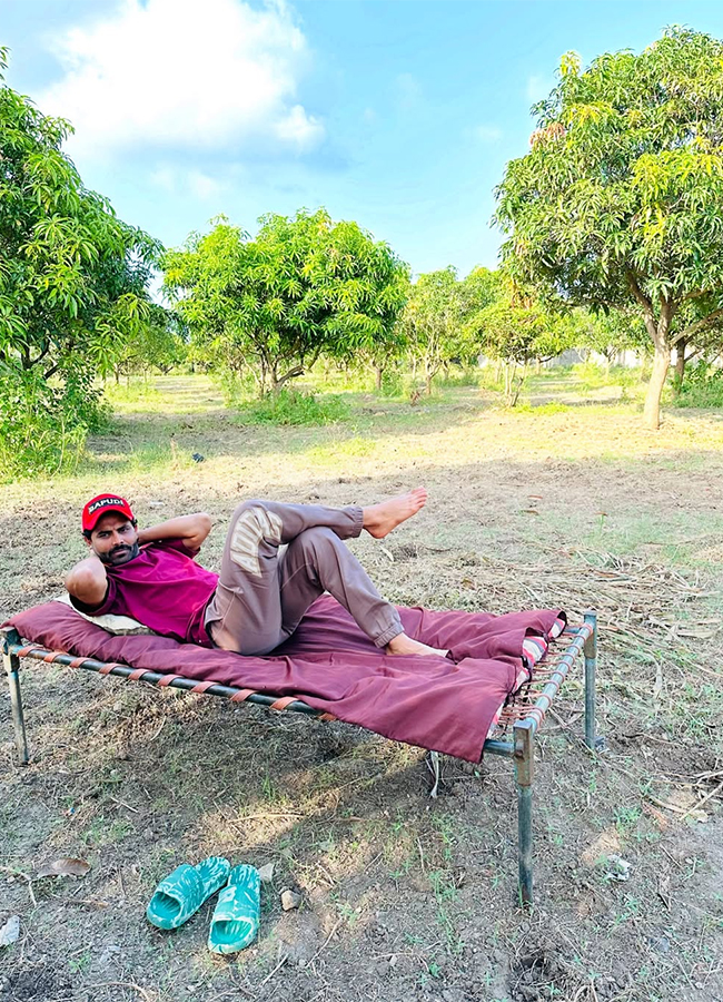 Ravindra Jadeja Rides Horse at his Farm House9