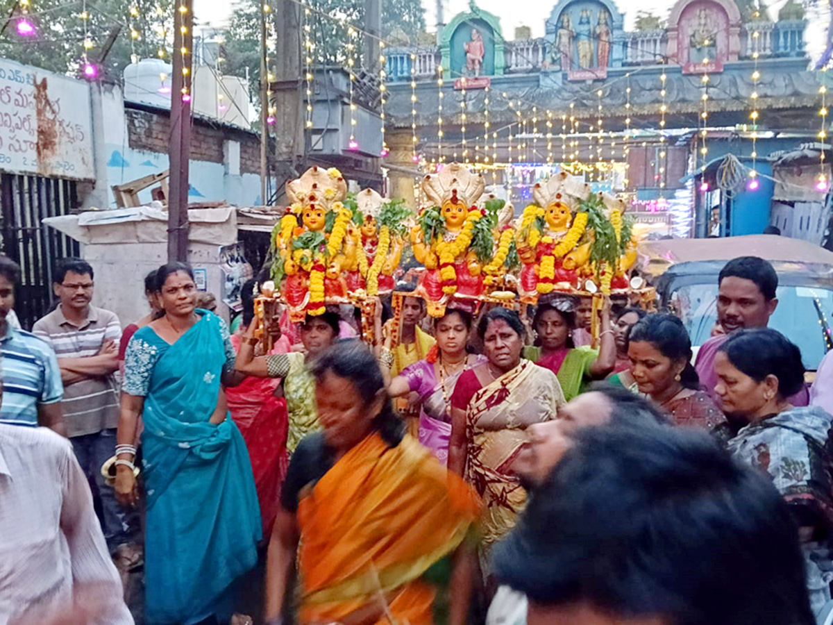 Tholella Sambaram In Pydithalli Sirimanu Utsavam Photos13