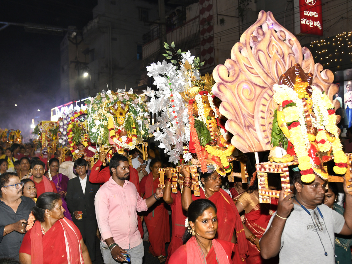 Tholella Sambaram In Pydithalli Sirimanu Utsavam Photos3