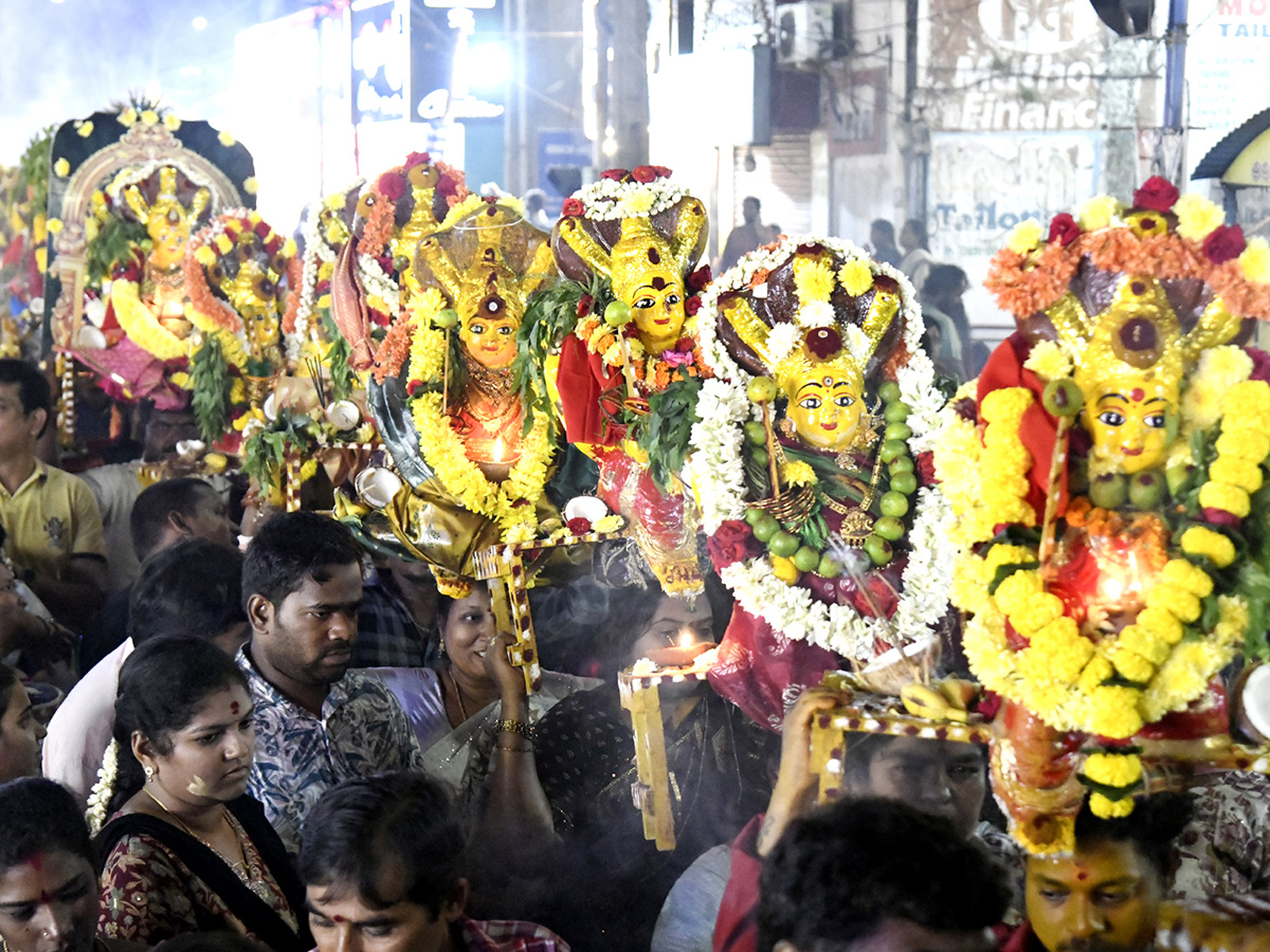 Tholella Sambaram In Pydithalli Sirimanu Utsavam Photos6