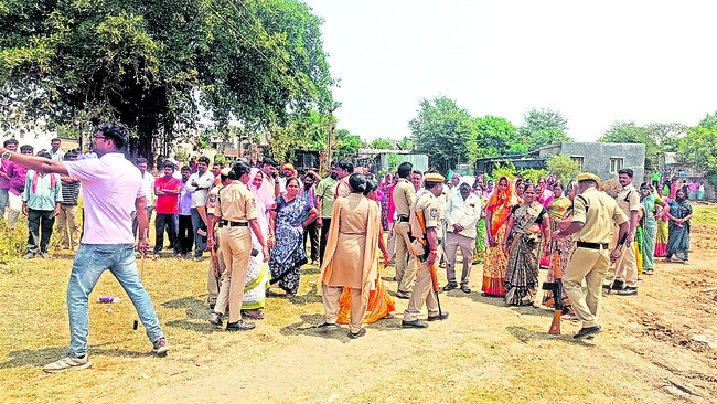 నర్సంపేటలో భూవివాదం1