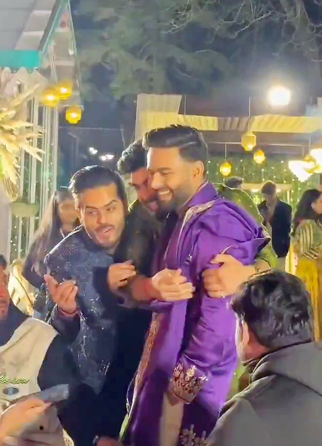 MS Dhoni at Sakshi Pant wedding photos goes viral11