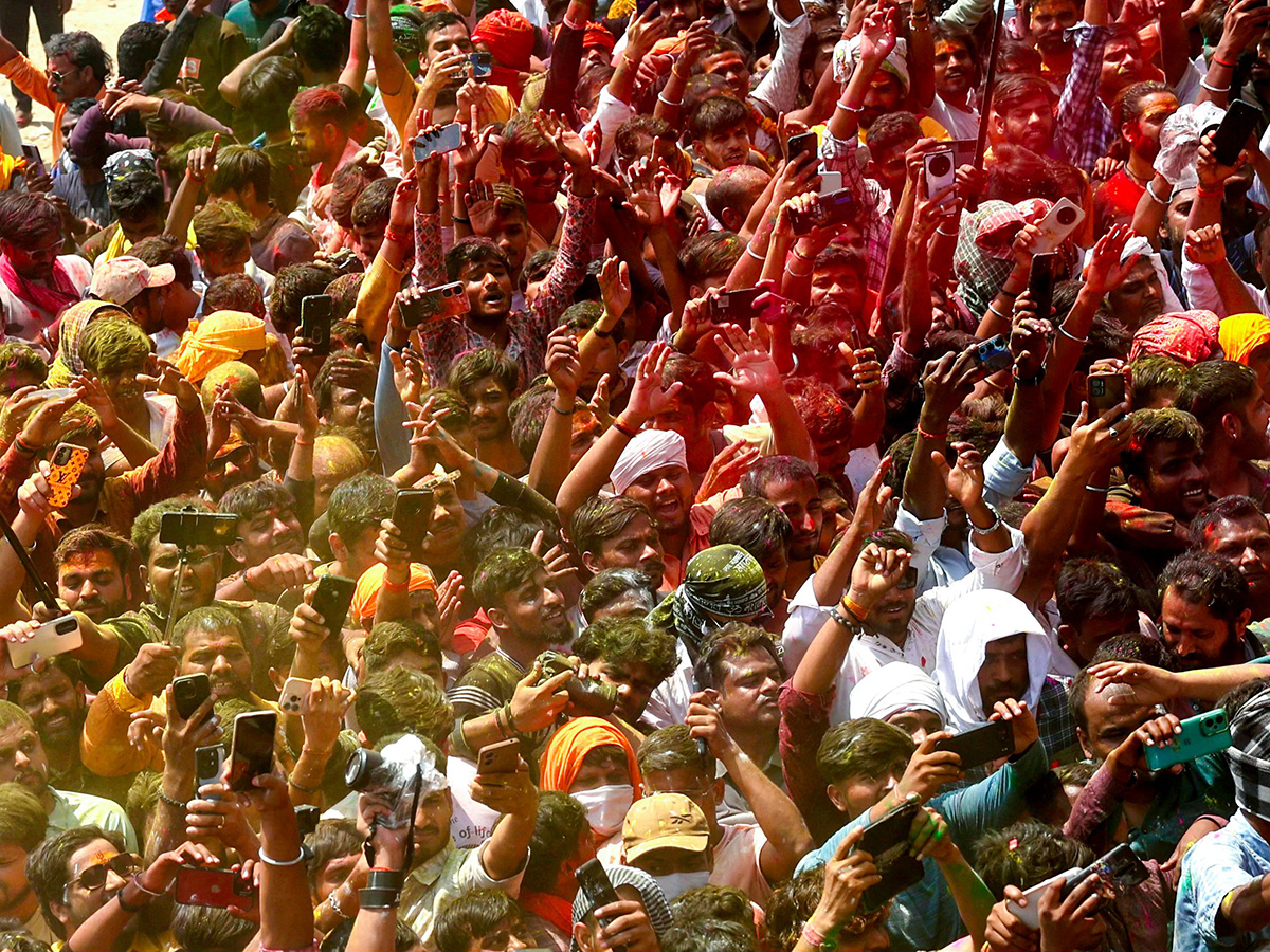 Photos Of Hindu devotees celebrate Holi With Bhasma In Varanasi3