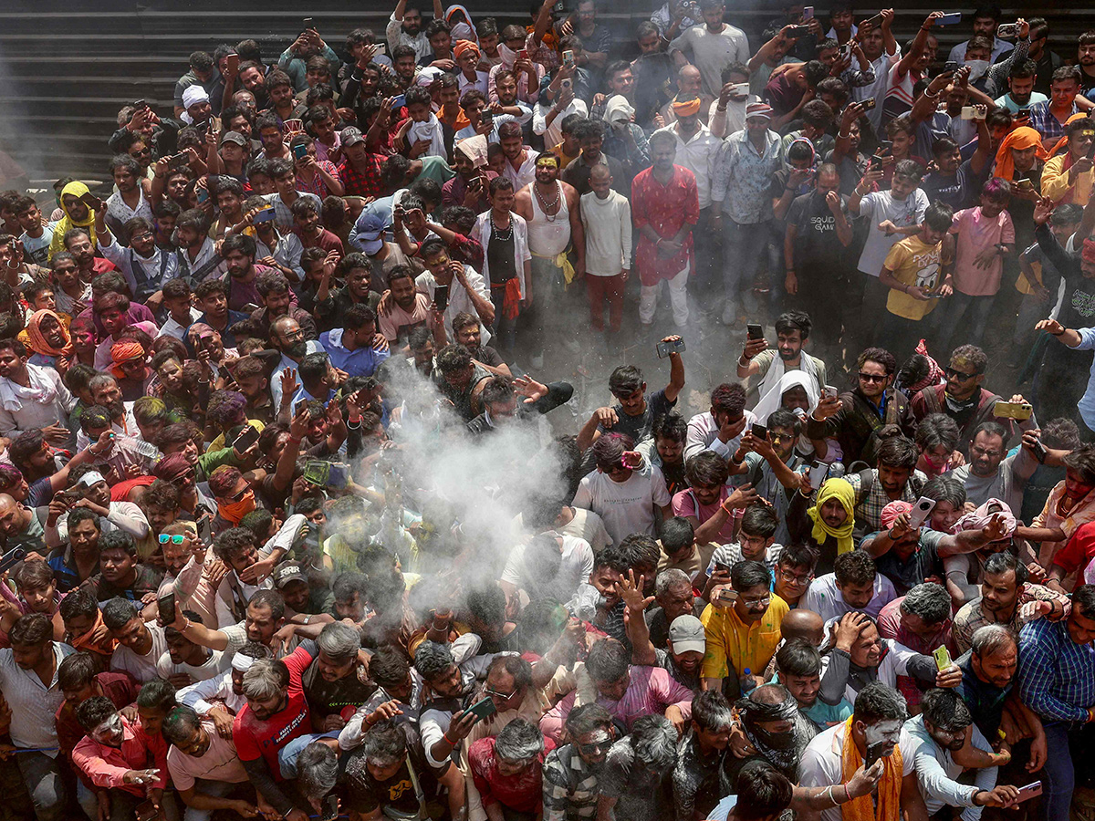 Photos Of Hindu devotees celebrate Holi With Bhasma In Varanasi4