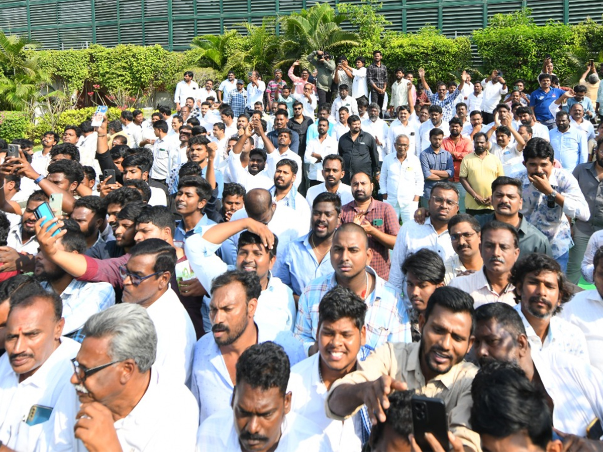 YS Jagan Participates in YSRCP Formation Day Celebrations Tadepalli10