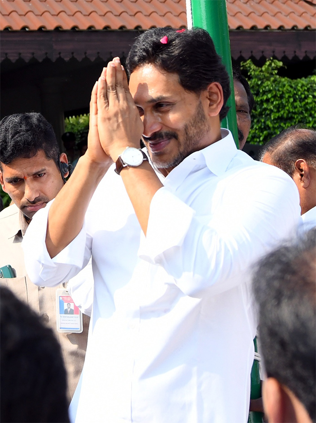 YS Jagan Participates in YSRCP Formation Day Celebrations Tadepalli11