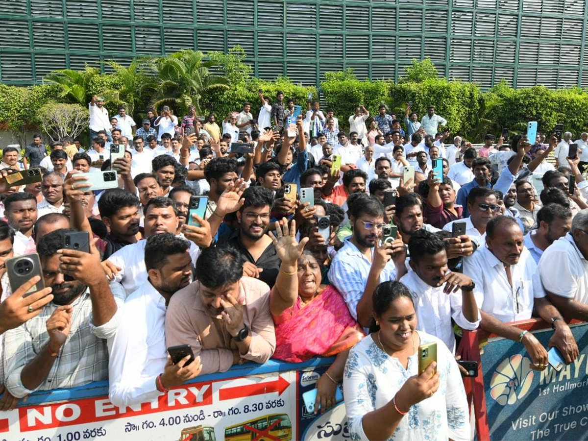 YS Jagan Participates in YSRCP Formation Day Celebrations Tadepalli13