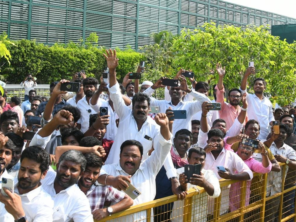 YS Jagan Participates in YSRCP Formation Day Celebrations Tadepalli14