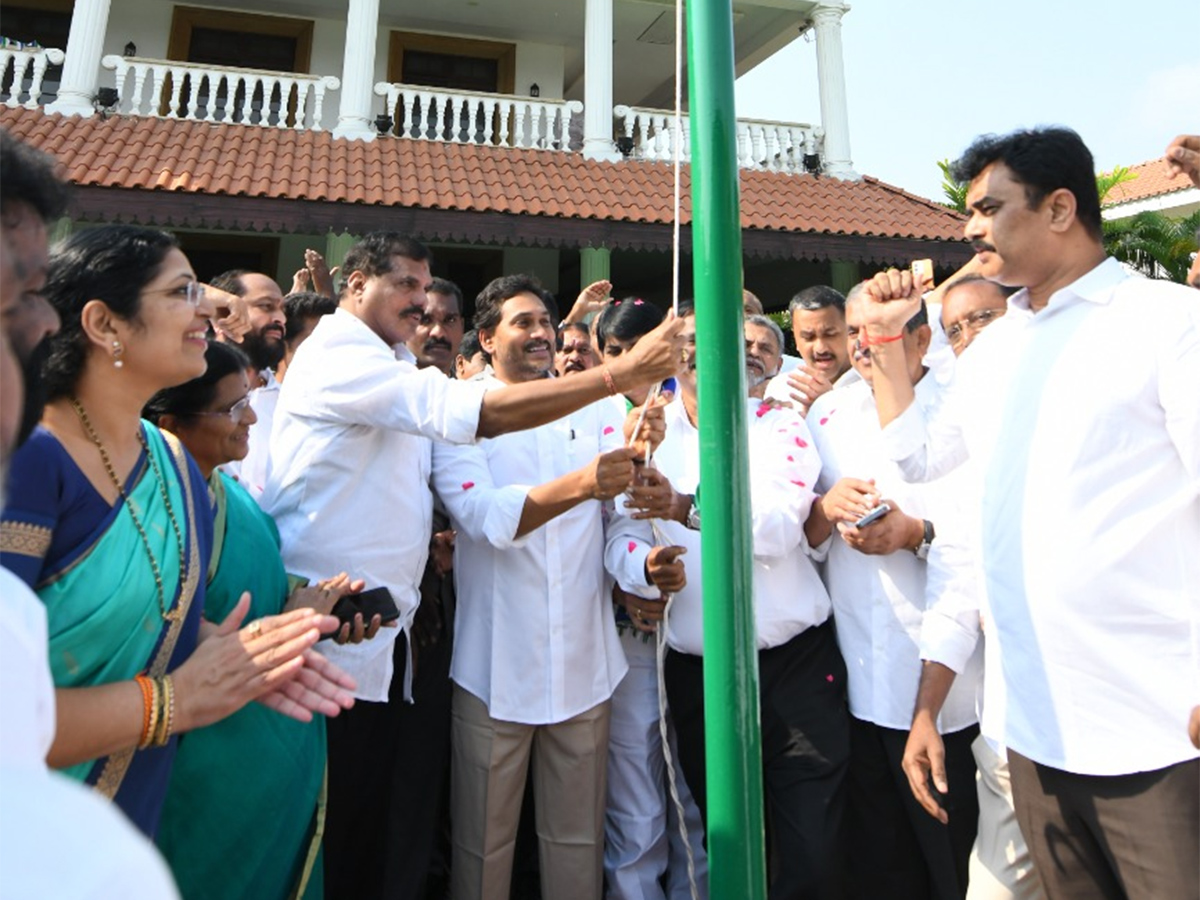 YS Jagan Participates in YSRCP Formation Day Celebrations Tadepalli15