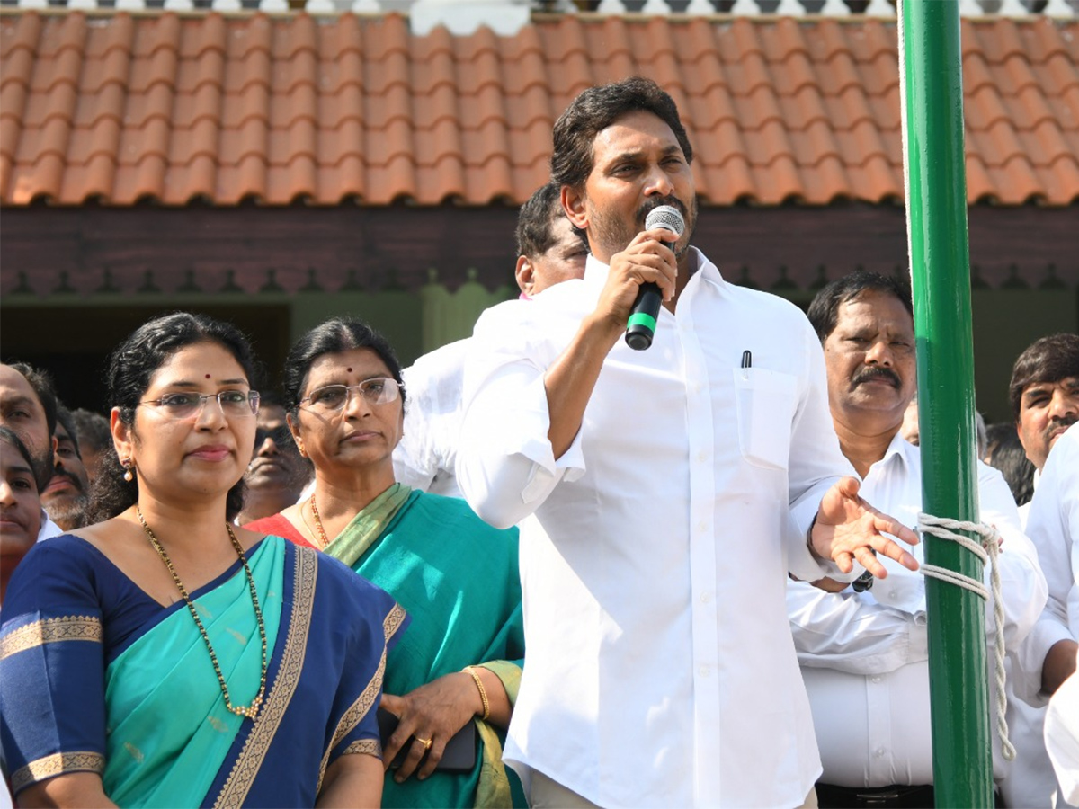 YS Jagan Participates in YSRCP Formation Day Celebrations Tadepalli16