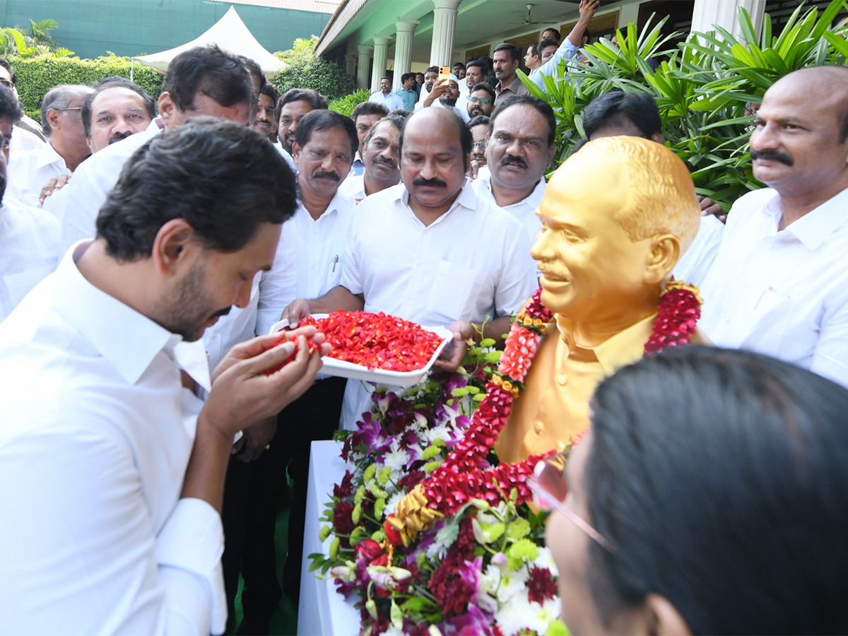 YS Jagan Participates in YSRCP Formation Day Celebrations Tadepalli2