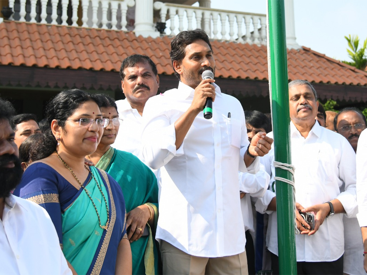 YS Jagan Participates in YSRCP Formation Day Celebrations Tadepalli6