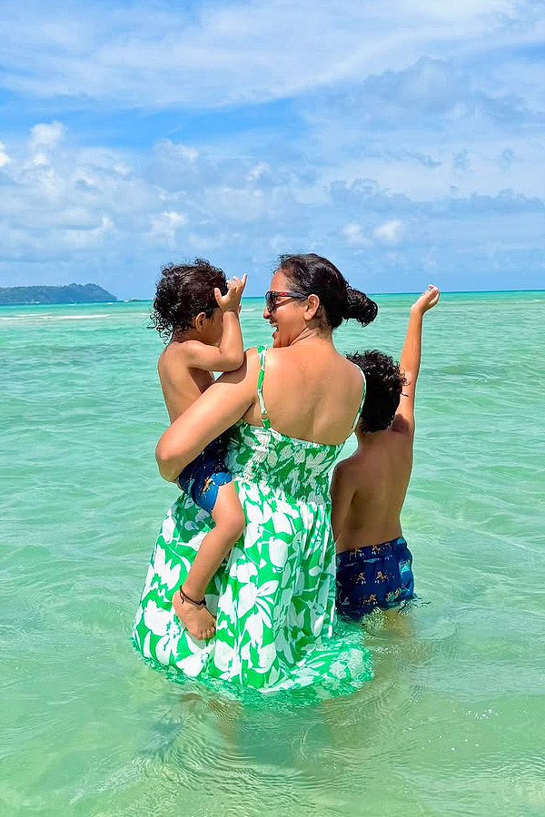 Anchor Lasya Manjunath Enjoying With Kids IN Andaman and Nicobar Islands Photos5