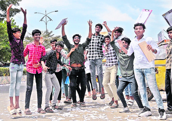 విద్యార్థుల్లో ఫుల్ జోష్1