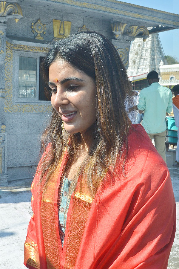 Actress Samyuktha Menon Visits Tirumala With Her Mother Photos4