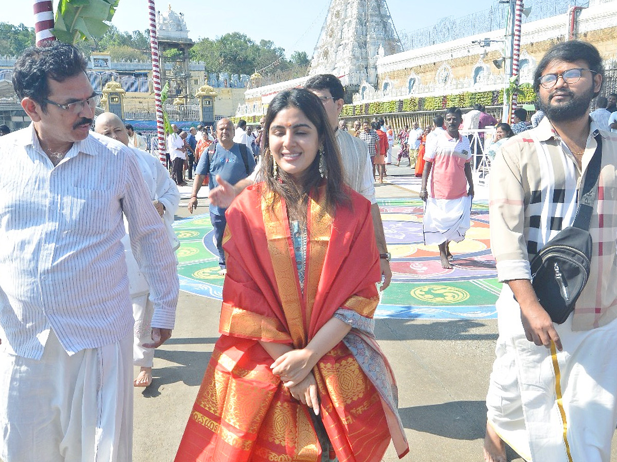 Actress Samyuktha Menon Visits Tirumala With Her Mother Photos2