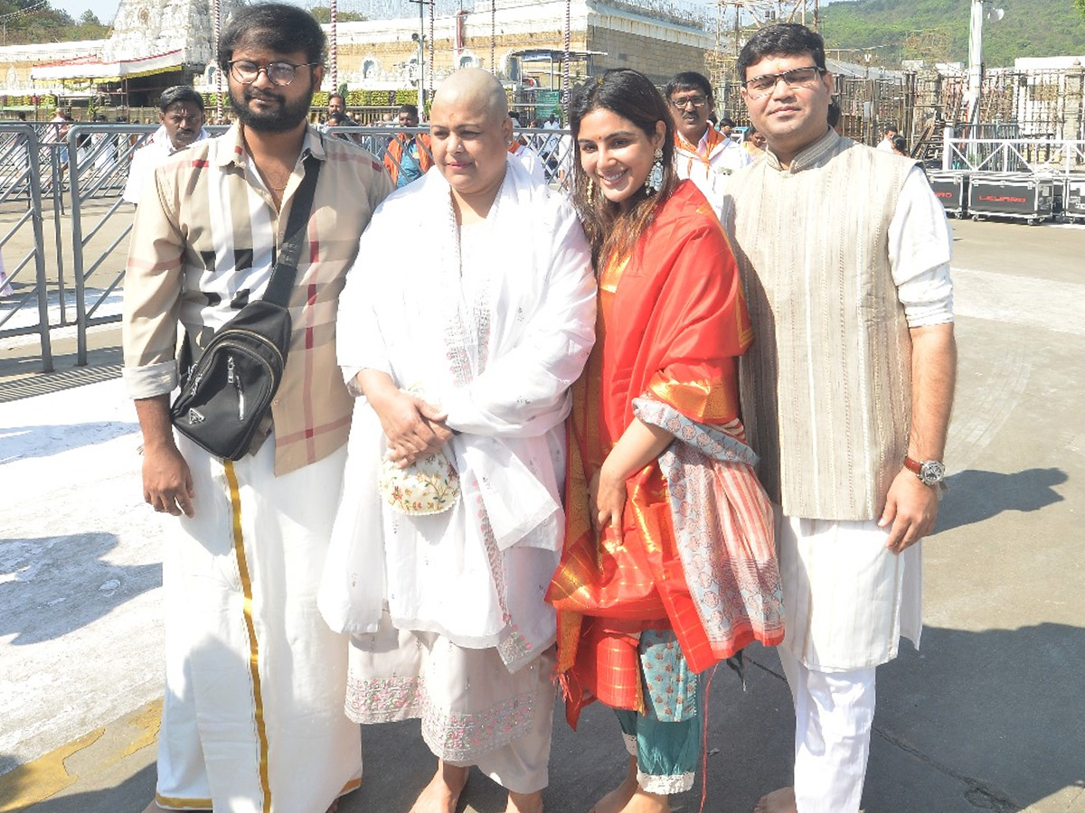 Actress Samyuktha Menon Visits Tirumala With Her Mother Photos3