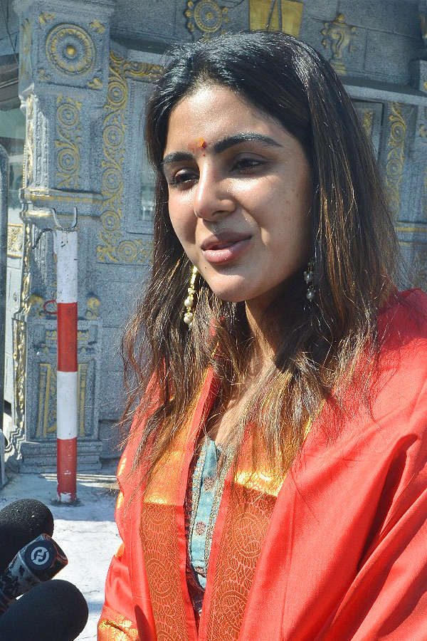 Actress Samyuktha Menon Visits Tirumala With Her Mother Photos6