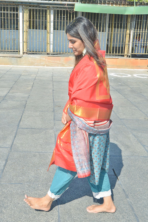 Actress Samyuktha Menon Visits Tirumala With Her Mother Photos8