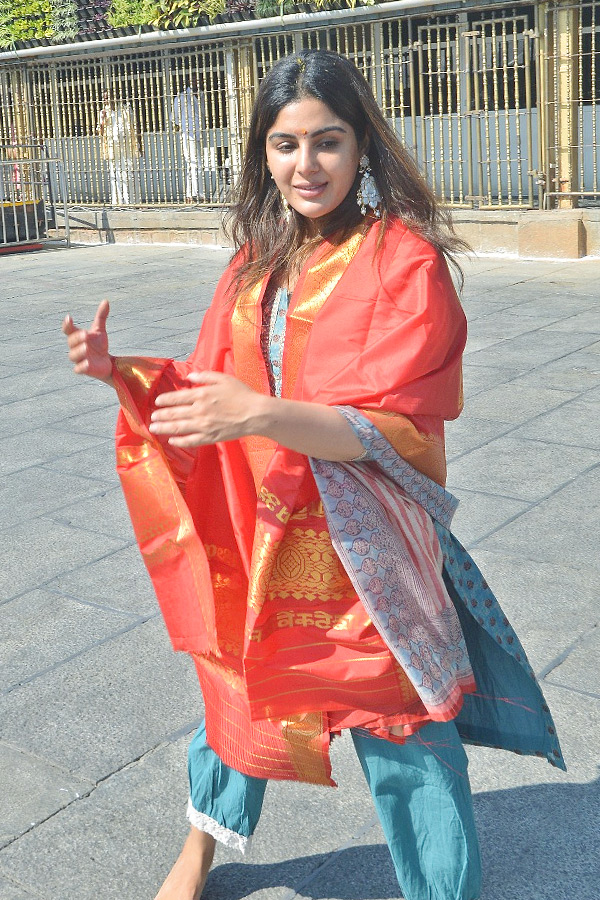 Actress Samyuktha Menon Visits Tirumala With Her Mother Photos9