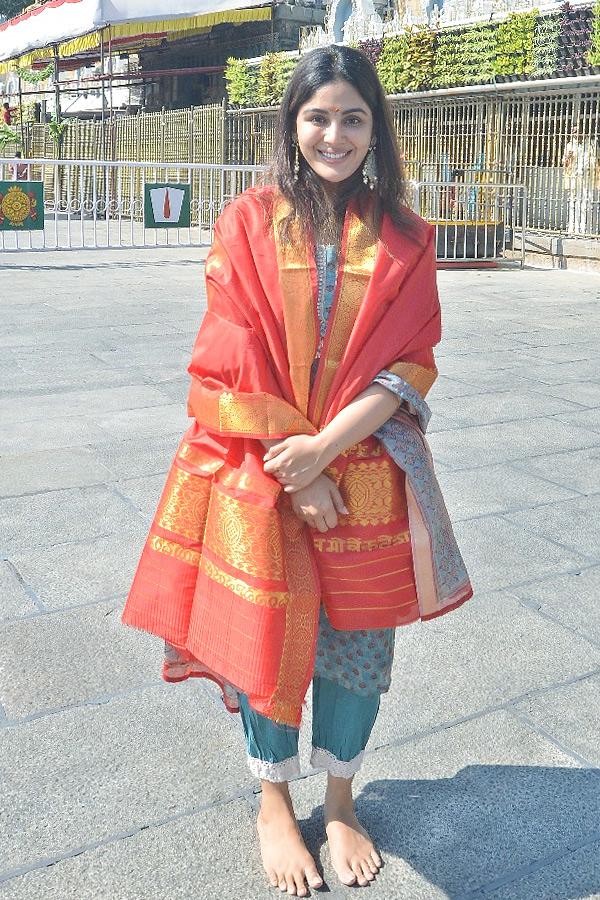 Actress Samyuktha Menon Visits Tirumala With Her Mother Photos11