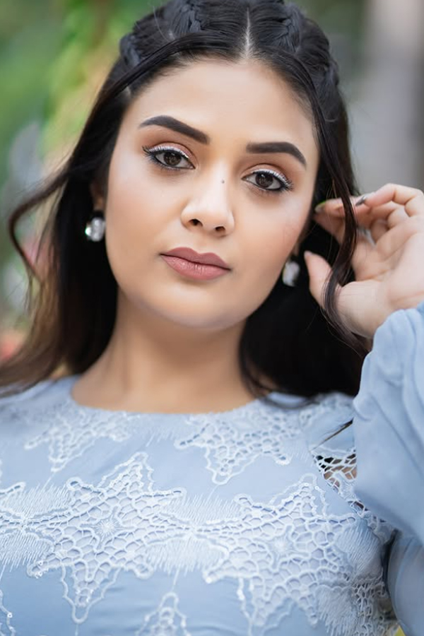 Sreemukhi looks graceful in stylish outfit photos7