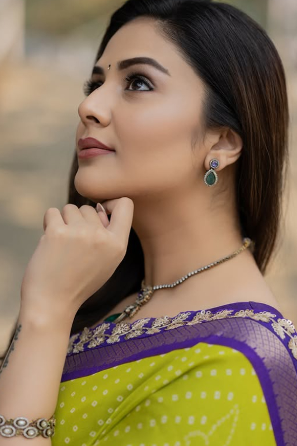 Sreemukhi looks graceful in stylish outfit photos12