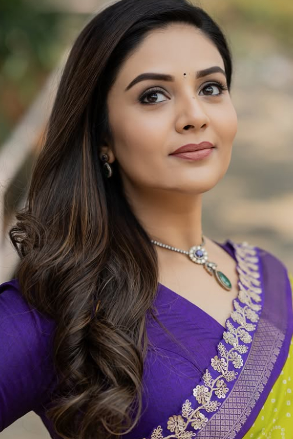 Sreemukhi looks graceful in stylish outfit photos8