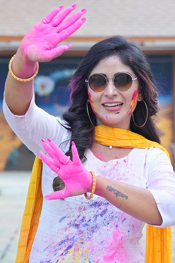 TV Stars Celebrate Festival Of Colours With Loved Ones Photos14