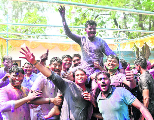 అంబరాన్నంటిన హోలీ సంబురాలు1