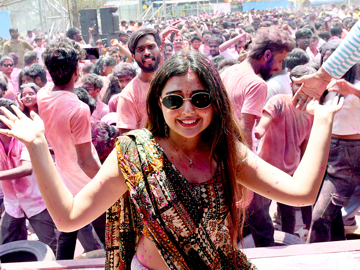 holi 2025 celebrations in hyderabad HD photos1