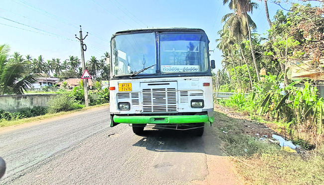నడిరోడ్డుపై మొరాయింపు
1