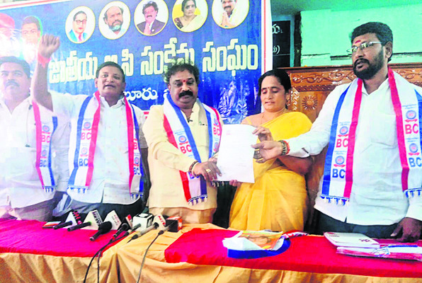 నడిరోడ్డుపై మొరాయింపు
2
