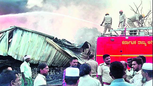 మడకశిరలో భారీ అగ్ని ప్రమాదం 2