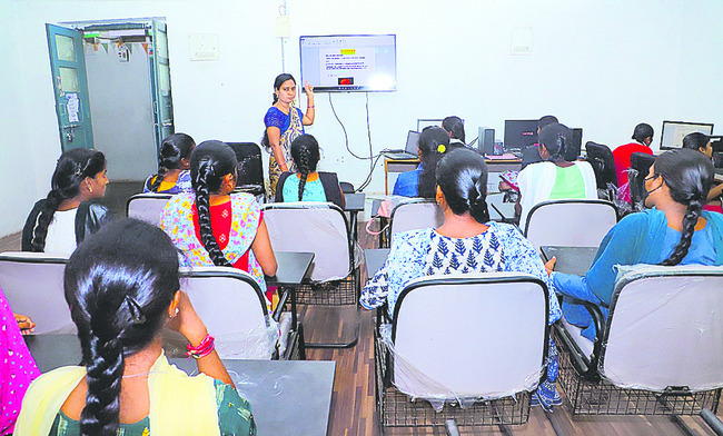 వృత్తి నైపుణ్యం.. ఉపాధికి మార్గం1