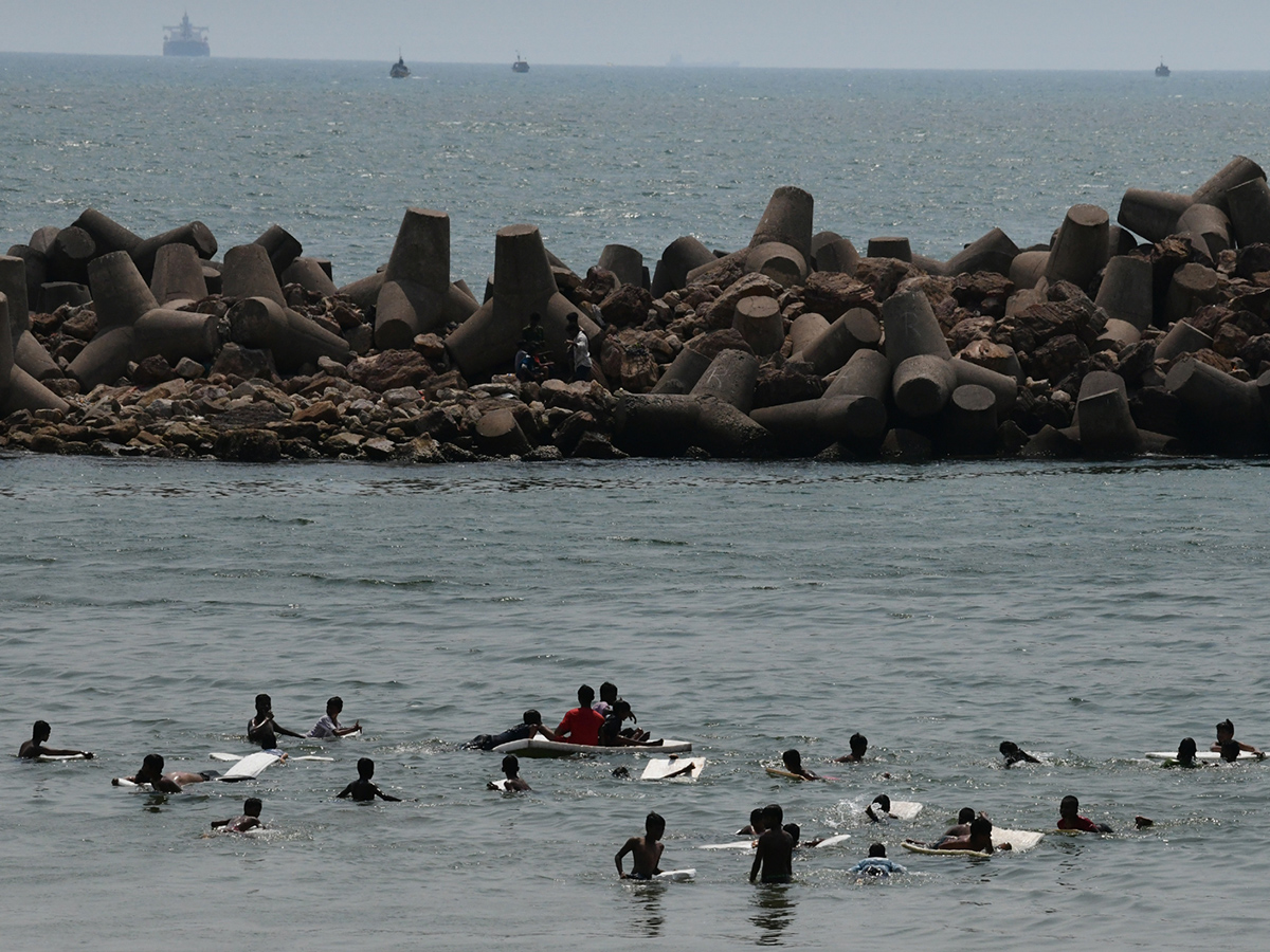 visakhapatnam rk beach photos goes viral12