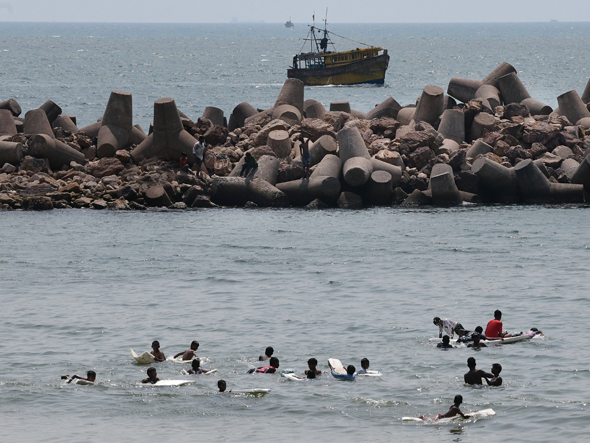 visakhapatnam rk beach photos goes viral13